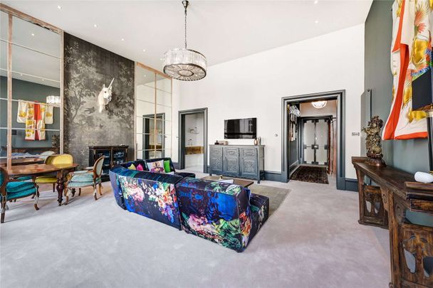 An immaculately presented interior designed one bedroom 1st floor apartment with rarely found private terrace and 4.2m high reception ceilings. - Photo 1