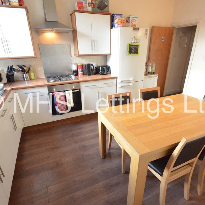 6 Bedroom Detached House for rent in Pearson Terrace - Photo 1