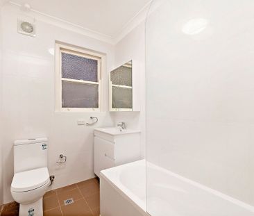 Oversized One Bedroom in Prime Location - Photo 4