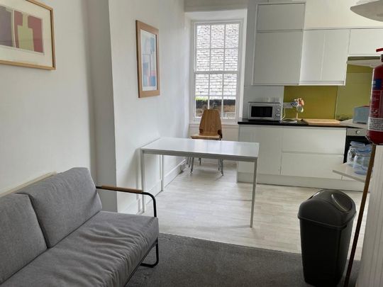 4 bedroom flat to rent - Photo 1
