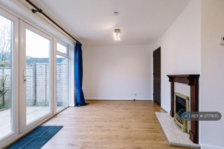 3 bedroom semi-detached house to rent - Photo 2