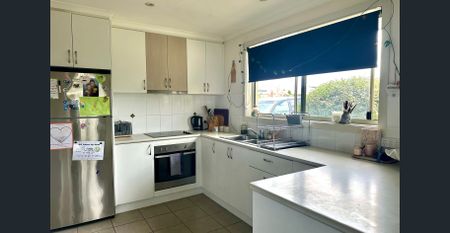 2 Bedroom - Brighton Beauty! Secured Complex! - Photo 2