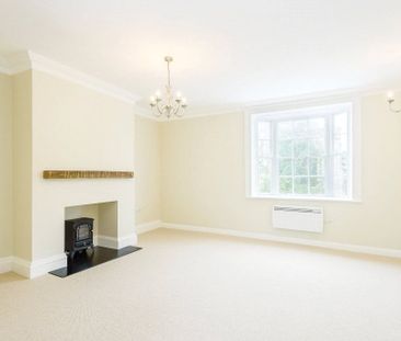 A bright spacious period apartment in the centre of town, with love... - Photo 3
