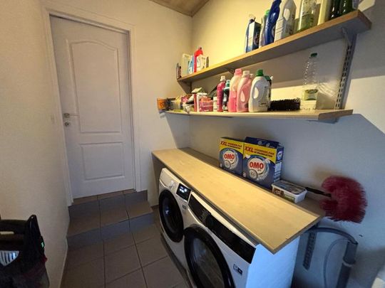 Zeer verzorgde woning met 2 slaapkamers, ruime garage en aangelegd terras op 2a 40ca. - Photo 1