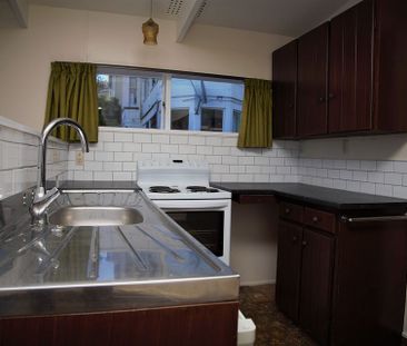 Tidy 2 bedroom apartment on Cargill Street! - Photo 4