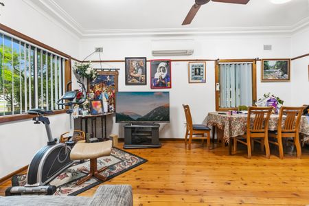 Neat & tidy 4-5 bedroom home with large yard! - Photo 3