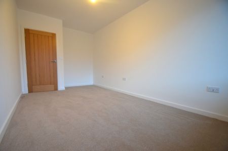 1 bedroom Ground floor flat to rent - Photo 2