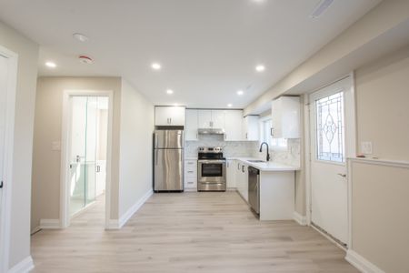 Spacious 2 Bed 2 Bath Lower Unit in Welland!! - Photo 3