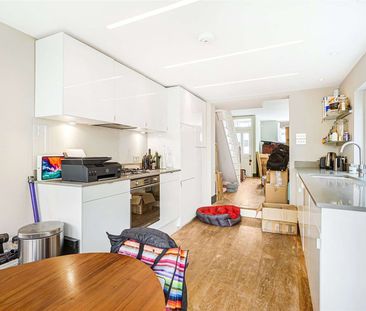 A classy four bedroom family home with excellent entertaining space. - Photo 2