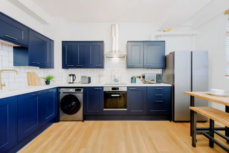 4 Bedroom 1 Bathroom - Flat 11 - Photo 2