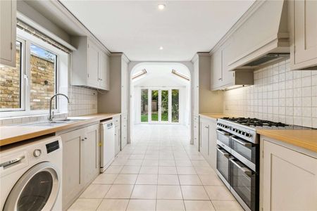 Four bedroom family home in Wandsworth - Photo 3