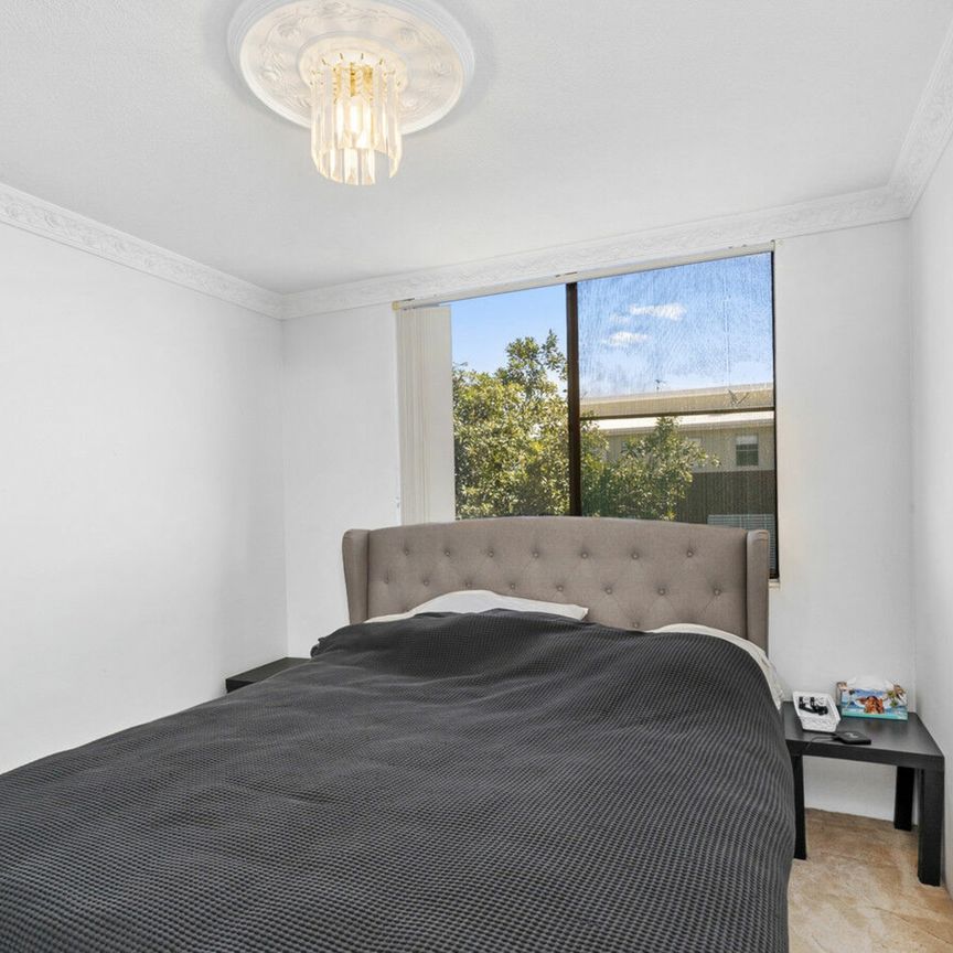 Two bedroom unit minutes to the beach! - Photo 1