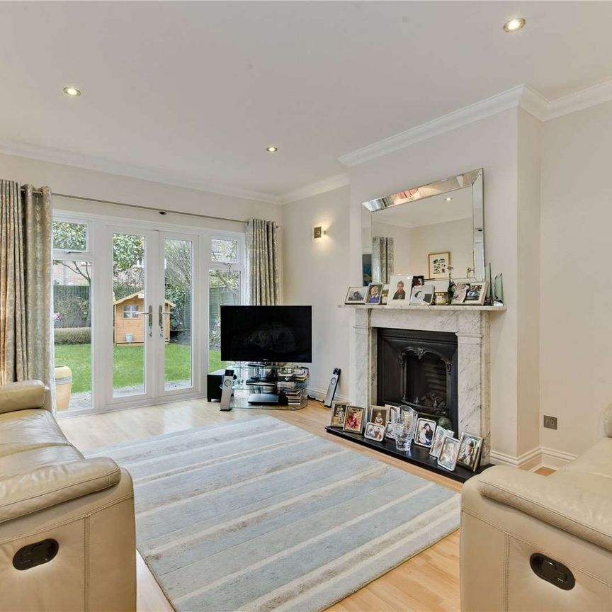 A beautifully maintained 5 bedroom, 3 bathroom family home, presented in immaculate order - Photo 1