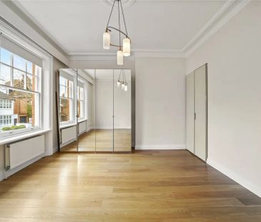 3 bedroom flat in Hampstead - Photo 1