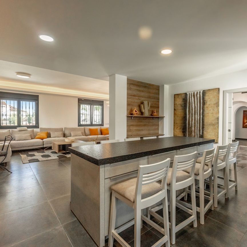 Detached Villa · Nueva Andalucía - Photo 1