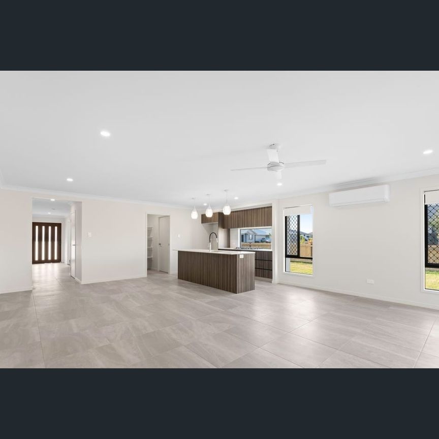 Bright & Spacious Family Home in Flagstone! - Photo 1