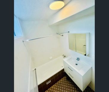 Quiet 1-Bedroom Apartment with Parking in Small Block – Ideal Long-... - Photo 5