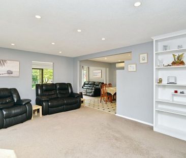 3 Bedroom Home with Two Lounges & Lush Garden! - Photo 3