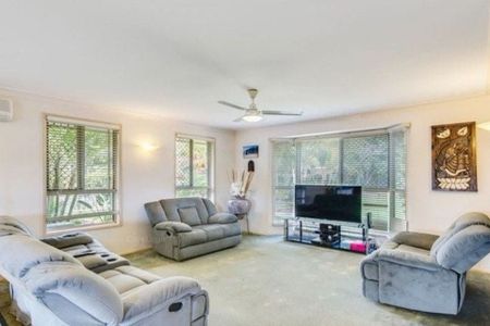 30 Kingaroy Avenue, Helensvale. - Photo 3