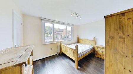 4 bedroom semi-detached house to rent - Photo 3