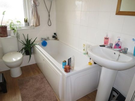 4 bedroom detached house to rent - Photo 4