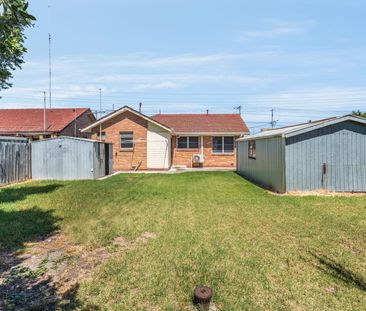 Neat & Tidy Three Bedroom Home. - Photo 2