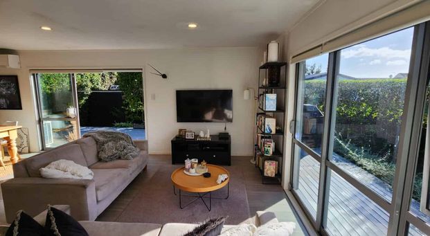 Comfortable & Spacious Living in Panmure - Photo 1