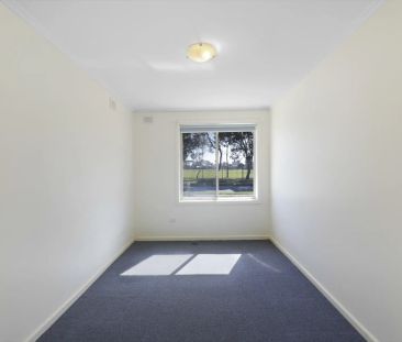 Three bedroom home in convenient beach locale - Photo 3