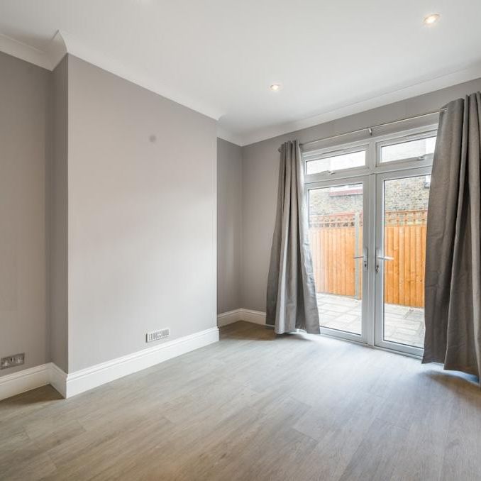 3 bedroom flat to rent - Photo 1