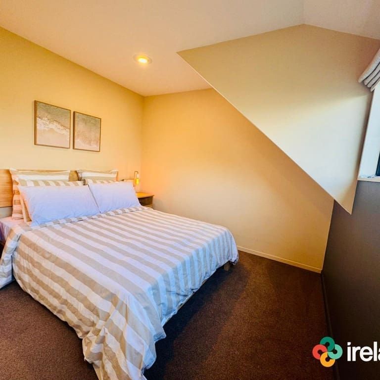 Spacious Four- Bedroom Townhouse, Complete with Furnishings and Convenient Parking! - Photo 1