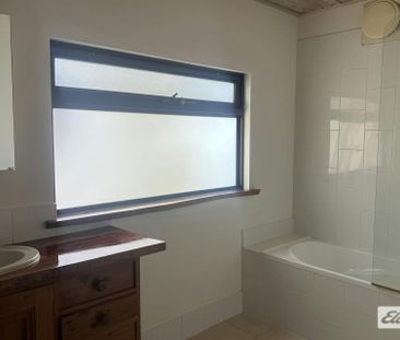 Cosy Coastal Cabin Living - Photo 3