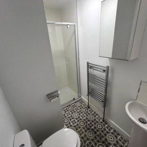 1 bedroom in a house share to rent - Photo 3