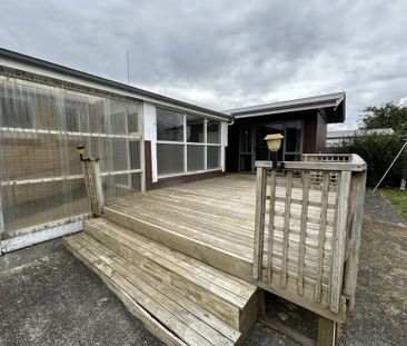 Four-bedroom family home with a river view - Photo 1