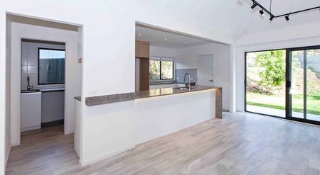 Luxurious Living in a Great Suburb! - Photo 4