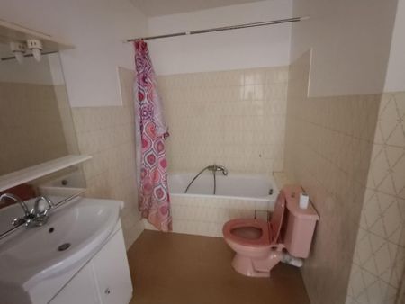 Location Appartement 1 pièce 37m² ST LAURENT DU VAR 06700 - Photo 3