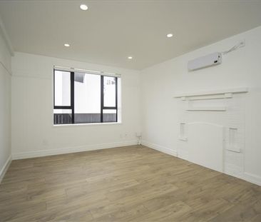 WATERFRONT APARTMENT - 2 BEDROOM - REAR GROUND FLOOR - Photo 2