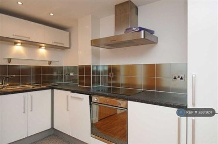 2 bedroom flat to rent - Photo 2