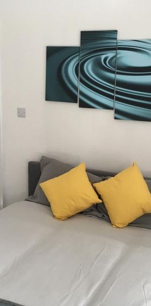 1 bedroom in a house share to rent - Photo 2