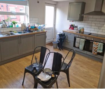 7 Bed - 150 Ash Road, Headingley, Leeds - LS6 3HB - Student - Photo 2