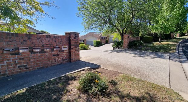 Charming 2-Bedroom Townhouse in Leafy Queanbeyan West - Photo 1