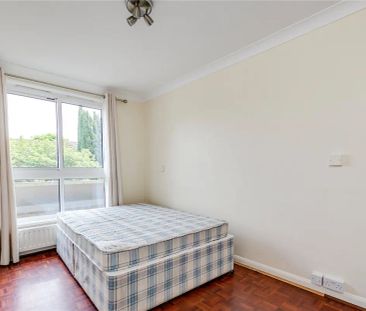 3 bedroom flat in Warwick Drive - Photo 3