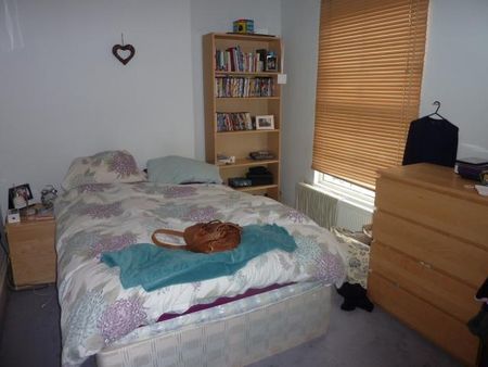 3 Bedroom, 1 bath, 1 reception Flat - Photo 4