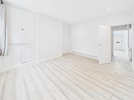 3 bedroom Terraced House to rent - Photo 3