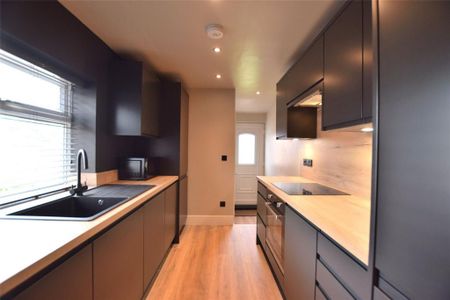 3 bedroom flat to rent - Photo 2