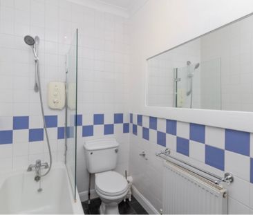 2 Bed Flat, St John's Hill, SW11 - Photo 4