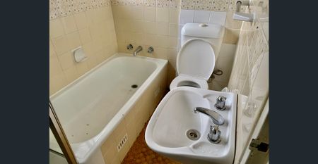 RENOVATED FULL BRICK TOWN HOUSE - Photo 5