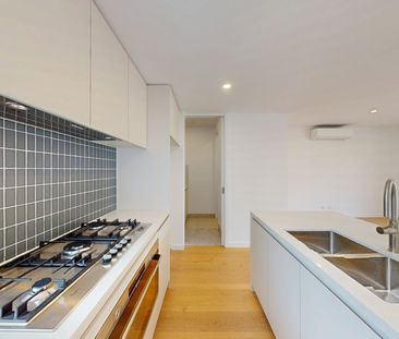 Fresh, Modern, and Minutes from the Beach - Photo 6