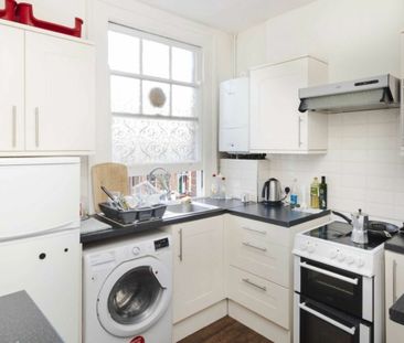 Victoria Avenue, KT6, London - Photo 3