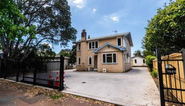 Old-world house - Photo 1