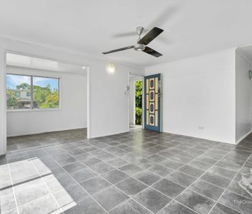 **Spacious Four-Bedroom Family Home** - Photo 2